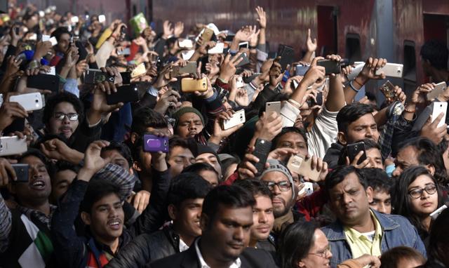 Shah Rukh Khan fans at Hazrat Nizamuddin Railway station in New Delhi. (Ravi Choudhary/Hindustan Times) Shah Rukh Khan fans at Hazrat Nizamuddin Railway station in New Delhi. (Ravi Choudhary/Hindustan Times)