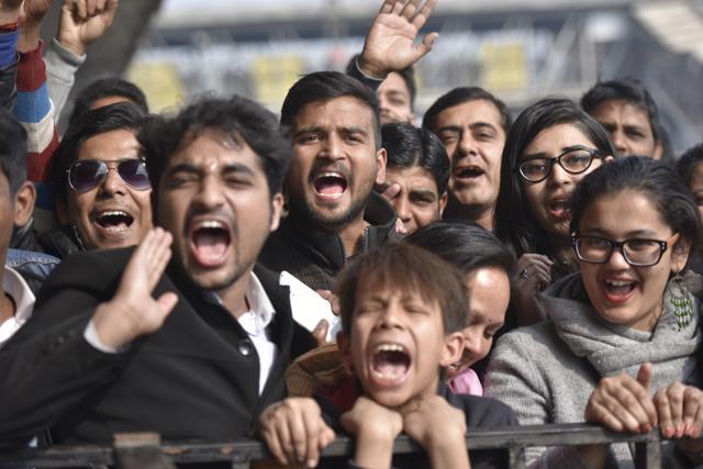Shah Rukh Khan fans at Nizamuddin railway station. (Ravi Choudhary/HT PHOTO) Shah Rukh Khan fans at Nizamuddin railway station. (Ravi Choudhary/HT PHOTO)