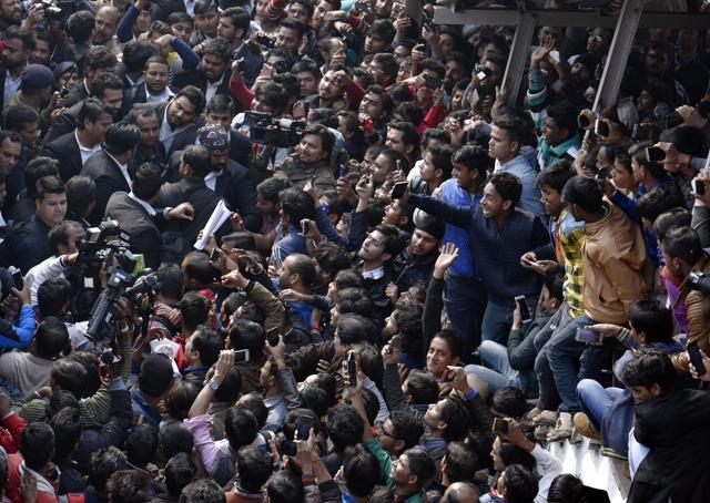 Shah Rukh Khan fans at Hazrat Nizamuddin railway station in New Delhi waiting for the actor to arrive from Mumbai. (Ravi Choudhary/Hindustan Times) Shah Rukh Khan fans at Hazrat Nizamuddin railway station in New Delhi waiting for the actor to arrive from Mumbai. (Ravi Choudhary/Hindustan Times)