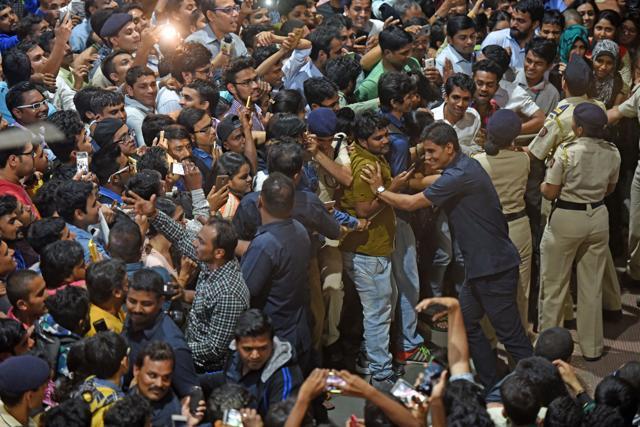 Fans of actor Shah Rukh Khan gathered at Mumbai Central station and waiting for him to arrive. (Pratik Chorge/Hindustan Times) Fans of actor Shah Rukh Khan gathered at Mumbai Central station and waiting for him to arrive. (Pratik Chorge/Hindustan Times)