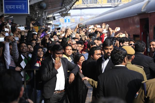 Shah Rukh Khan fans gather at Hazrat Nizamuddin railway station to get a glimpse on January 24, who is to promote his upcoming movie Raees. (Waseem Gashroo/HT Photo)