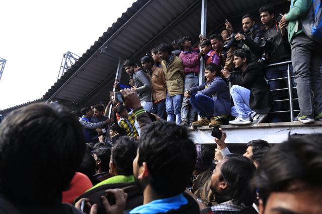 Shah Rukh Khan fans gather at Hazrat Nizamuddin railway station to get a glimpse. (Waseem Gashroo/HT Photo)