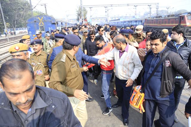 Shah Rukh Khan arriving at Hazrat Nizamuddin railway station on January 24 to promote his upcoming movie Raees in New Delhi. (Waseem Gashroo/HT Photo)