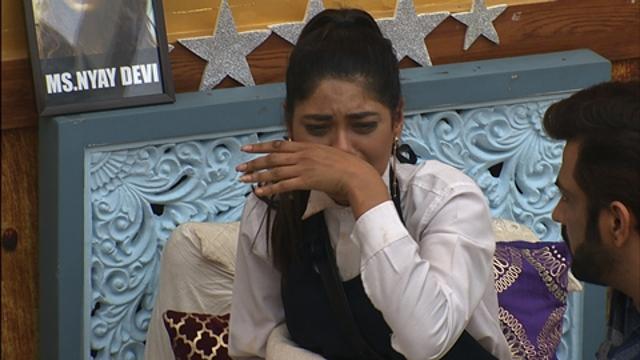 Lopa crying her heart out after Mandana leaves Lopa crying her heart out after Mandana leaves