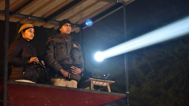 Delhi Police officials at one of the five machans that have been put up at the Sarojini Nagar market on Tuesday. (Sanjeev Verma/HT PHOTO) Delhi Police officials at one of the five machans that have been put up at the Sarojini Nagar market on Tuesday. (Sanjeev Verma/HT PHOTO)