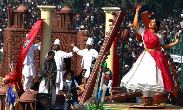 The theme was ‘The cultural hub of the country’ in 2013. Twirling dervishes, a house sparrow, a rock band, a gigantic Kathak dancer in white salwar-kameez and sparkling pink dupatta were used to show the multi-cultural tradition of Delhi. (Sonu Mehta/HT Photo) The theme was ‘The cultural hub of the country’ in 2013. Twirling dervishes, a house sparrow, a rock band, a gigantic Kathak dancer in white salwar-kameez and sparkling pink dupatta were used to show the multi-cultural tradition of Delhi. (Sonu Mehta/HT Photo)