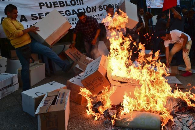 Activists burn an effigy representing US President Donald Trump in Mexico City. (AFP Photo) Activists burn an effigy representing US President Donald Trump in Mexico City. (AFP Photo)