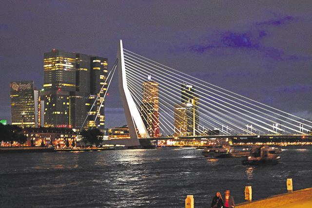 The Erasmus bridge and the Rotterdam skyline (Saubhadra Chatterji)