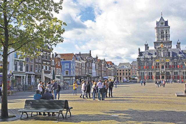 The market square of the charming Delft (Saubhadra Chatterji)