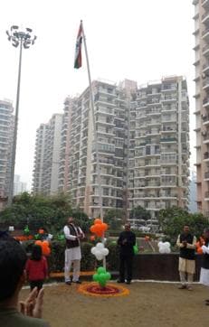 In Sector 119, the residents’ welfare association of Gaur Grandeur, a multi-storey housing society, hoisted the national flag. (HT Photo) In Sector 119, the residents’ welfare association of Gaur Grandeur, a multi-storey housing society, hoisted the national flag. (HT Photo)