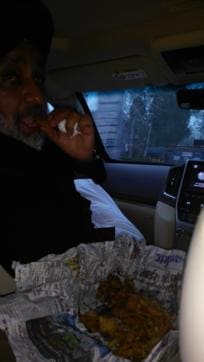 Sukhbir Badal having ‘pakodas’ for lunch on his way from Sham Chaurasi to Jalandhar on Saturday. (HT Photo) Sukhbir Badal having ‘pakodas’ for lunch on his way from Sham Chaurasi to Jalandhar on Saturday. (HT Photo)