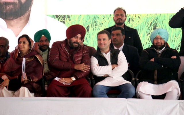(From left) Congress leaders Asha Kumari, Navjot Singh Sidhu, party vice-president Rahul Gandhi and Captain Amarinder Singh during the rally. (Sanjeev Kumar/HT Photo) (From left) Congress leaders Asha Kumari, Navjot Singh Sidhu, party vice-president Rahul Gandhi and Captain Amarinder Singh during the rally. (Sanjeev Kumar/HT Photo)