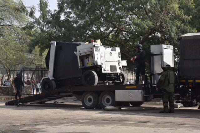 National Security Guard personnel and bomb experts oversee the transporting operations of the mortar shell. (Ravi Choudhary/HT Photo) National Security Guard personnel and bomb experts oversee the transporting operations of the mortar shell. (Ravi Choudhary/HT Photo)