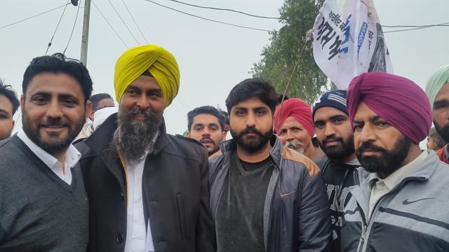 AAP candidate Kultar Singh, grandnephew of former President Giani Zail Singh, campaigning at Kothey Theh village in Kotkapura. (HT Photo)