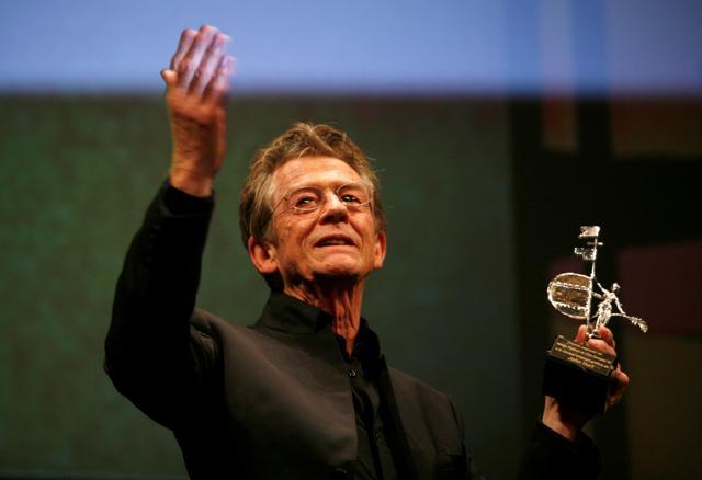 British actor John Hurt holds the Gold Giraldillo Award as a tribute to his career during the Sevilla European film festival in the Andalusian capital of Seville in this 2009 file photo. (REUTERS) British actor John Hurt holds the Gold Giraldillo Award as a tribute to his career during the Sevilla European film festival in the Andalusian capital of Seville in this 2009 file photo. (REUTERS)