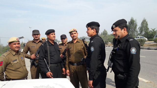 Security personnel at dharna spot in Rohtak. (Manoj Dhaka/HT Photo) Security personnel at dharna spot in Rohtak. (Manoj Dhaka/HT Photo)
