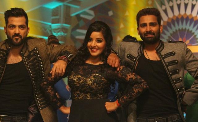 Manveer performed with Manu and Mona during the finale. (Colors) Manveer performed with Manu and Mona during the finale. (Colors)