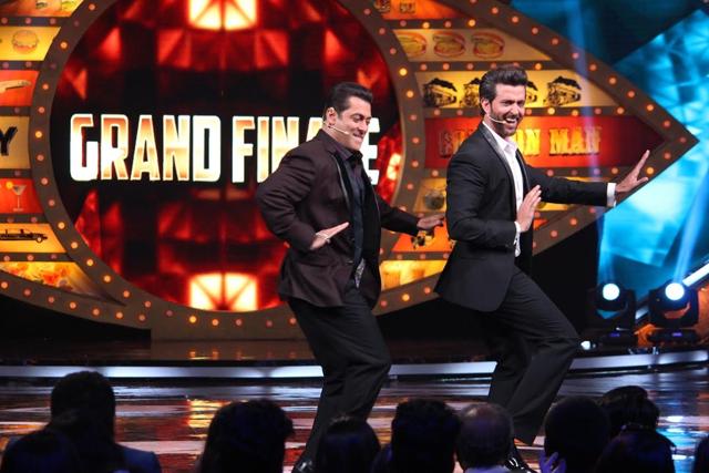 Hrithik and Salman dance on the hit song Ek Pal Ka Jeena. (Colors) Hrithik and Salman dance on the hit song Ek Pal Ka Jeena. (Colors)