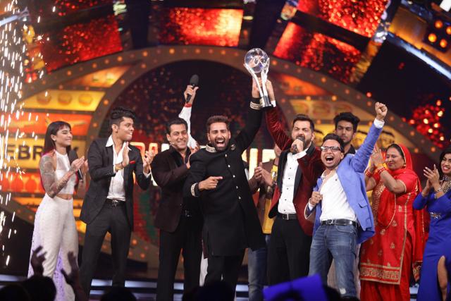 Manveer Gujjar celebrating his victory with other contestants, host Salman Khan and his family. (Colors)