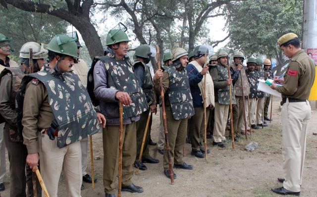 As many as 30 police personnel and four police control room vehicles were present at the spot to ensure that law and order is maintained. (Parveen Kumar/HT Photo) As many as 30 police personnel and four police control room vehicles were present at the spot to ensure that law and order is maintained. (Parveen Kumar/HT Photo)