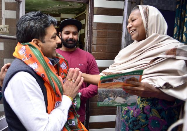 BJP’s Rajesh Honey interacting with residents in Amritsar. (HT Photo) BJP’s Rajesh Honey interacting with residents in Amritsar. (HT Photo)