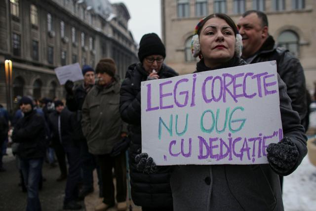 People take part in a demonstration to protest against government plans to reform some criminal laws through emergency decree, in Bucharest, Romania. (Reuters photo) People take part in a demonstration to protest against government plans to reform some criminal laws through emergency decree, in Bucharest, Romania. (Reuters photo)