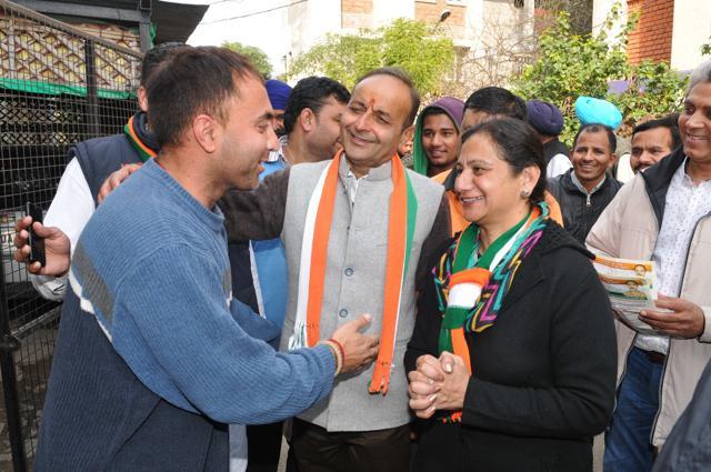 Congress candidate Rajinder Beri canvassing in Jalandhar on Sunday. (Pardeep Pandit/HT Photo)