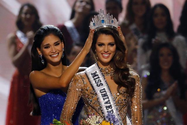 Pia Wurtzbach places the Miss Universe crown on Miss France Iris Mittenaere. (REUTERS) Pia Wurtzbach places the Miss Universe crown on Miss France Iris Mittenaere. (REUTERS)
