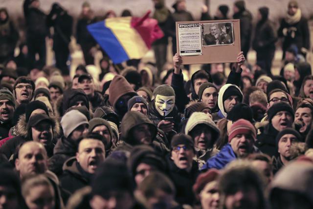 Protesters march outside the justice ministry in Bucharest, Romania. (AP photo) Protesters march outside the justice ministry in Bucharest, Romania. (AP photo)