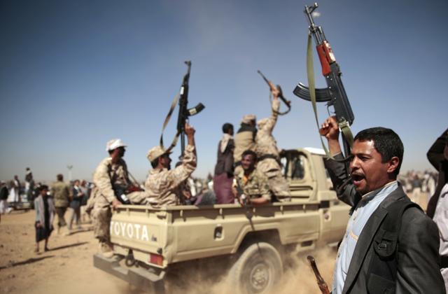 A tribesman loyal to Houthi rebels, right, chants slogans during a gathering aimed at mobilising more fighters into battlefronts to fight pro-government forces in Yemeni cities. (AP photo) A tribesman loyal to Houthi rebels, right, chants slogans during a gathering aimed at mobilising more fighters into battlefronts to fight pro-government forces in Yemeni cities. (AP photo)