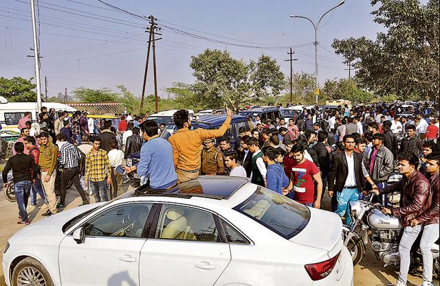 Thin police presence with a team of six to eight personnel is being blamed for the failure of the event. (Sunil Ghosh/HT Photo) Thin police presence with a team of six to eight personnel is being blamed for the failure of the event. (Sunil Ghosh/HT Photo)