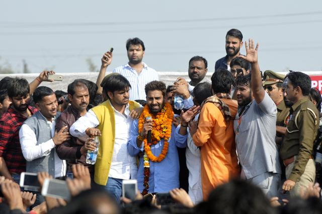 Manveer’s brother Sachin Gurjar was seen pleading with the fans to not lose their self-control and let the event progress smoothly. (Sunil Ghosh/HT Photo) Manveer’s brother Sachin Gurjar was seen pleading with the fans to not lose their self-control and let the event progress smoothly. (Sunil Ghosh/HT Photo)