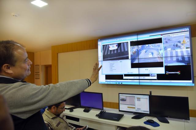 An official shows how the new surveillance system will work. (Prabhakar Sharma/HT Photo) An official shows how the new surveillance system will work. (Prabhakar Sharma/HT Photo)