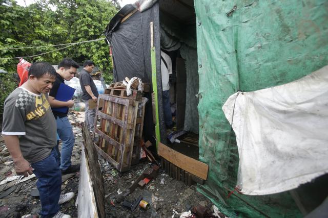 Policemen inspect an area where a suspect was killed during operations as part of the continuing "War on Drugs" campaign of Philippine President Rodrigo Duterte in suburban Quezon city, north of Manila. (AP File) Policemen inspect an area where a suspect was killed during operations as part of the continuing "War on Drugs" campaign of Philippine President Rodrigo Duterte in suburban Quezon city, north of Manila. (AP File)