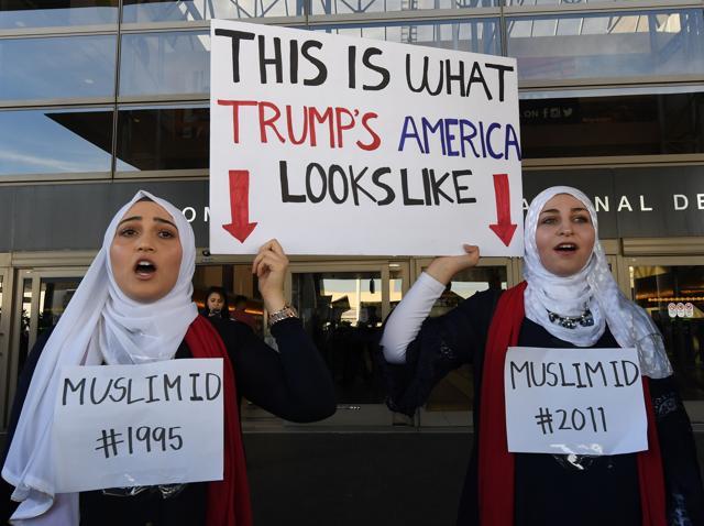 Protestors at the Los Angeles International Airport, California demonstrate against the immigration ban imposed by US President Donald Trump. (AFP photo) Protestors at the Los Angeles International Airport, California demonstrate against the immigration ban imposed by US President Donald Trump. (AFP photo)