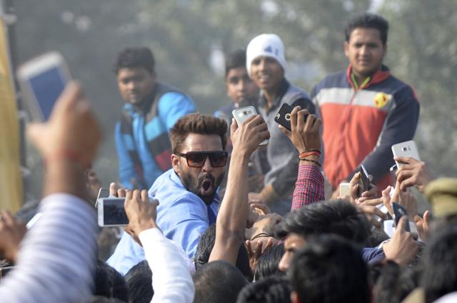 The police’s helplessness was apparent when a crane had to be called to tow away illegally parked vehicles, but the fans did not allow the officials to take away any vehicles. (Sunil Ghosh/HT Photo) The police’s helplessness was apparent when a crane had to be called to tow away illegally parked vehicles, but the fans did not allow the officials to take away any vehicles. (Sunil Ghosh/HT Photo)