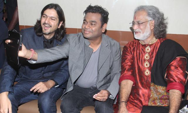 Grammy Award winner Ricky Kej, AR Rahman and Pt Vishwa Mohan Bhatt take a selfie during an an awards ceremony in Mumbai. (Pramod Thakur/ HT photo)
