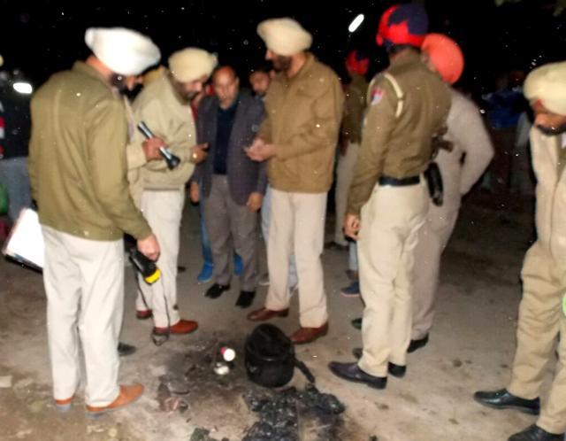 Police inspecting a pressure cooker in which an IEDs is believed to have been planted. (Sanjeev Kumar/HT) Police inspecting a pressure cooker in which an IEDs is believed to have been planted. (Sanjeev Kumar/HT)