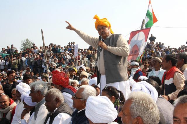 AIJASS national chief Yashpal malik addressing the protesters. (Manoj Dhaka/HT Photo) AIJASS national chief Yashpal malik addressing the protesters. (Manoj Dhaka/HT Photo)