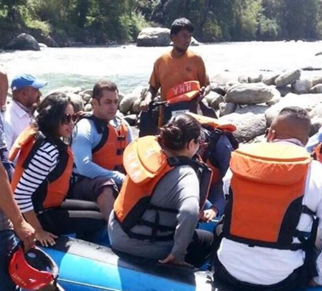 Salman Khan enjoys rafting with Tubelight crew in Manali.