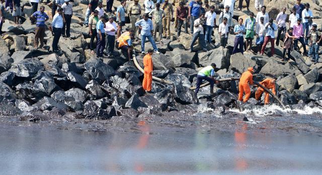 Coast Guard team tackles the oil spill in Chennai. (V Srinivasulu/HT photo) Coast Guard team tackles the oil spill in Chennai. (V Srinivasulu/HT photo)