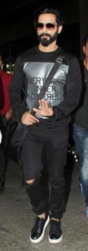 Shahid Kapoor looking dapper in black jeans. Shahid Kapoor looking dapper in black jeans.