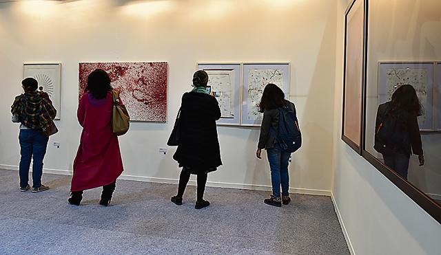 Visitors at Anant Art Gallery's stall. India Art Fair. (Saumya Khandelwal/HT PHOTO)