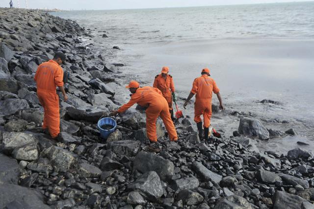 Members of the pollution response team of the Indian Coast Guard clean the oil spill from boulders along the Ennore coast in Chennai. (HT/ V Srinivasulu) Members of the pollution response team of the Indian Coast Guard clean the oil spill from boulders along the Ennore coast in Chennai. (HT/ V Srinivasulu)