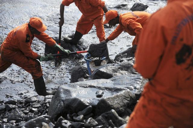 Members of the pollution response team of the Indian Coast Guard clean the oil spill from boulders along the Ennore coast in Chennai. (HT/ V Srinivasulu) Members of the pollution response team of the Indian Coast Guard clean the oil spill from boulders along the Ennore coast in Chennai. (HT/ V Srinivasulu)