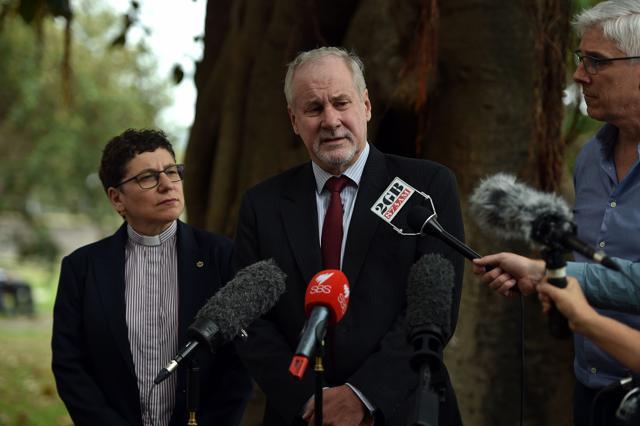 Phil Glendenning, President of refugee council of Australia, speaks at a press conference in Sydney asking the government for all refugees and asylum seekers on Manus and Nauru to be brought to Australia. (AFP photo) Phil Glendenning, President of refugee council of Australia, speaks at a press conference in Sydney asking the government for all refugees and asylum seekers on Manus and Nauru to be brought to Australia. (AFP photo)