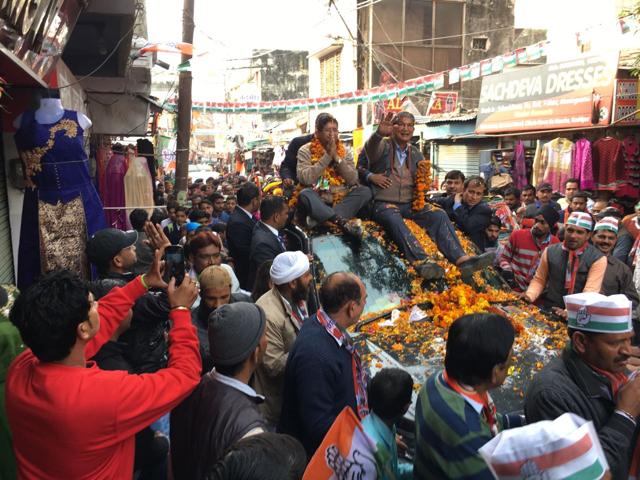 Chief Minister Harish Rawat campaigns with local candidate Manoj Joshi in Kashipur . (Anupam Trivedi/ HT Photo) Chief Minister Harish Rawat campaigns with local candidate Manoj Joshi in Kashipur . (Anupam Trivedi/ HT Photo)