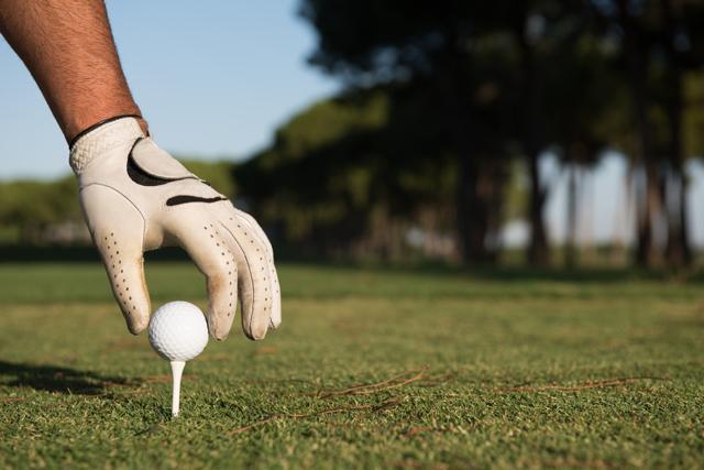 Try out the Al Ghazal Golf Course, which is open to passengers near the Abu Dhabi International Airport. (Shutterstock) Try out the Al Ghazal Golf Course, which is open to passengers near the Abu Dhabi International Airport. (Shutterstock)