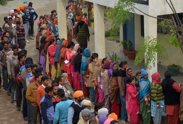 Voters queue to cast their ballots in the Punjab Legislative Assembly and Amritsar Lok Sabha elections at a polling centre in a village on the outskirts of Amritsar on February 4, 2017. (AFP Photo) Voters queue to cast their ballots in the Punjab Legislative Assembly and Amritsar Lok Sabha elections at a polling centre in a village on the outskirts of Amritsar on February 4, 2017. (AFP Photo)