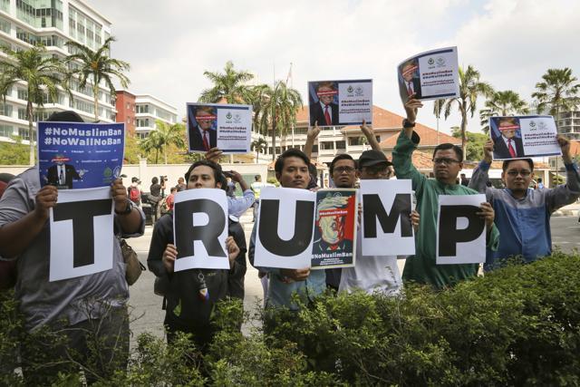 Muslim protesters demonstrate against US President Trump's immigration ban outside US Embassy in Kuala Lumpur on Friday. (AP) Muslim protesters demonstrate against US President Trump's immigration ban outside US Embassy in Kuala Lumpur on Friday. (AP)